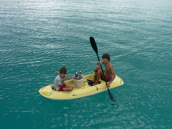 61- Les enfants partent a la peche sur le motu 